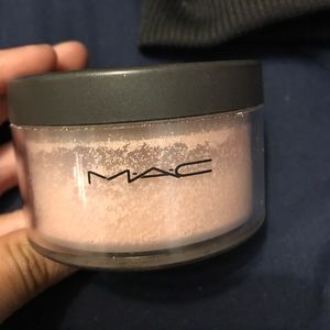 MAC Iridescent Powder in Dolled up