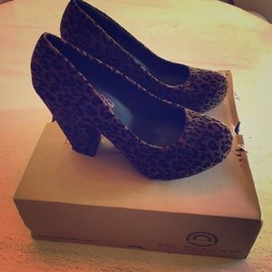 Big Buddha Cheetah heels size 6
