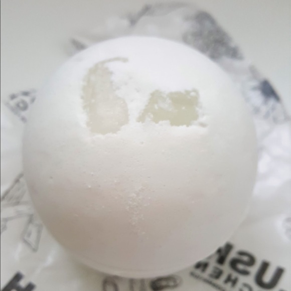 ❌ SOLD - Lush Snowdrops Bath Bomb - Picture 2 of 3