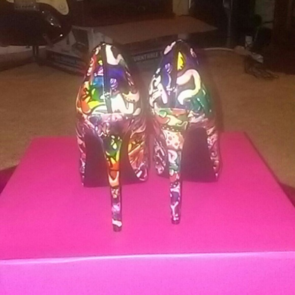 Heels - Picture 3 of 3