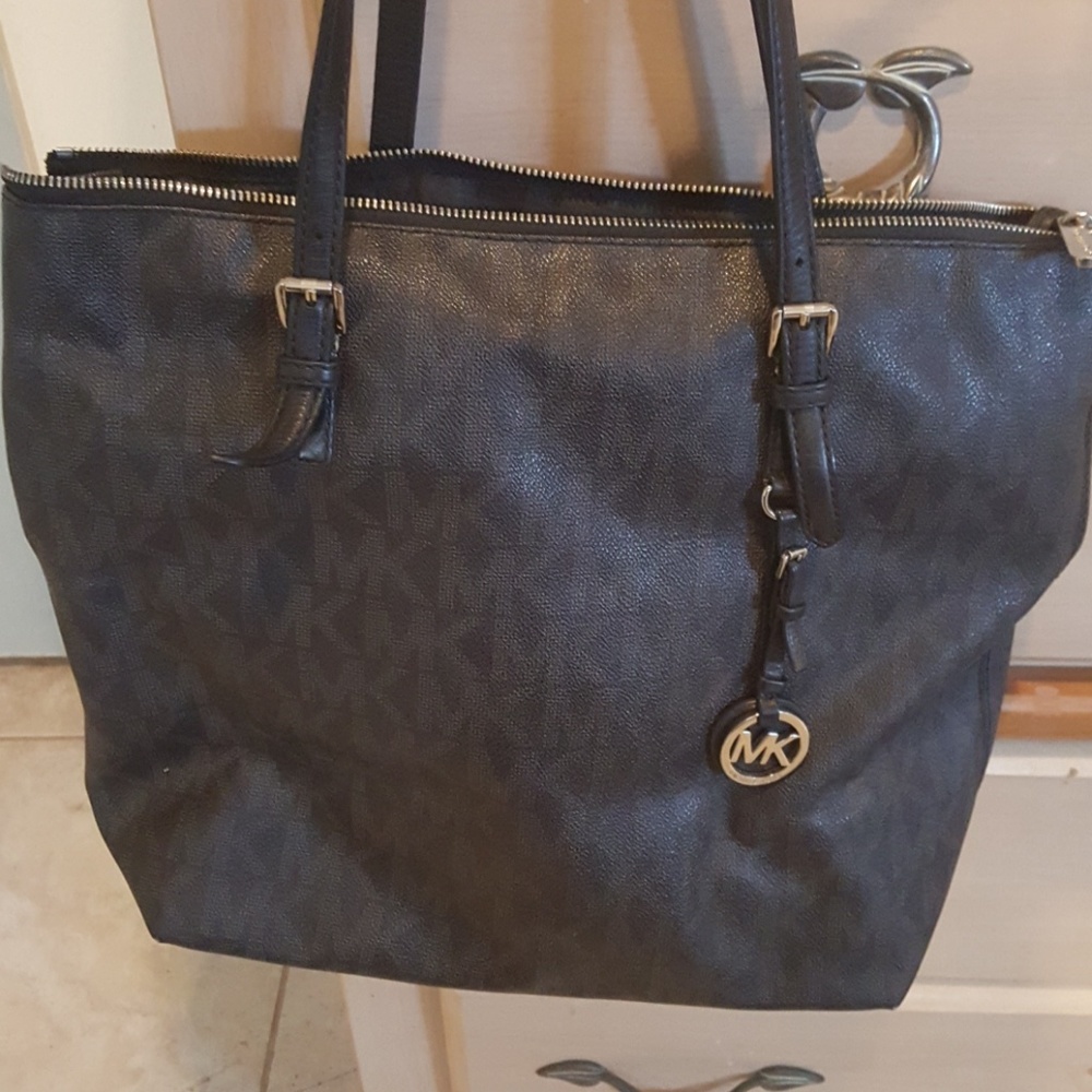 ****SOLD***Authentic Michael Kor purse