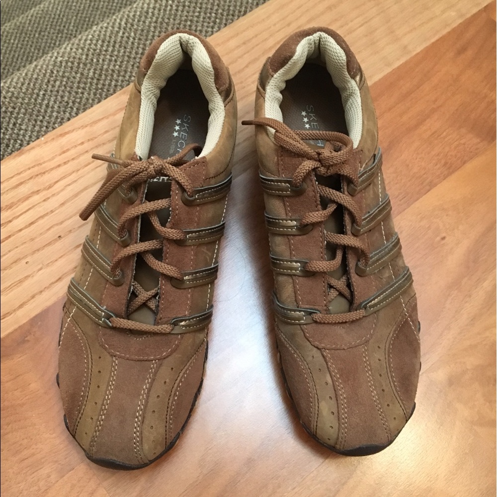 Sketchers Sneakers/Shoes