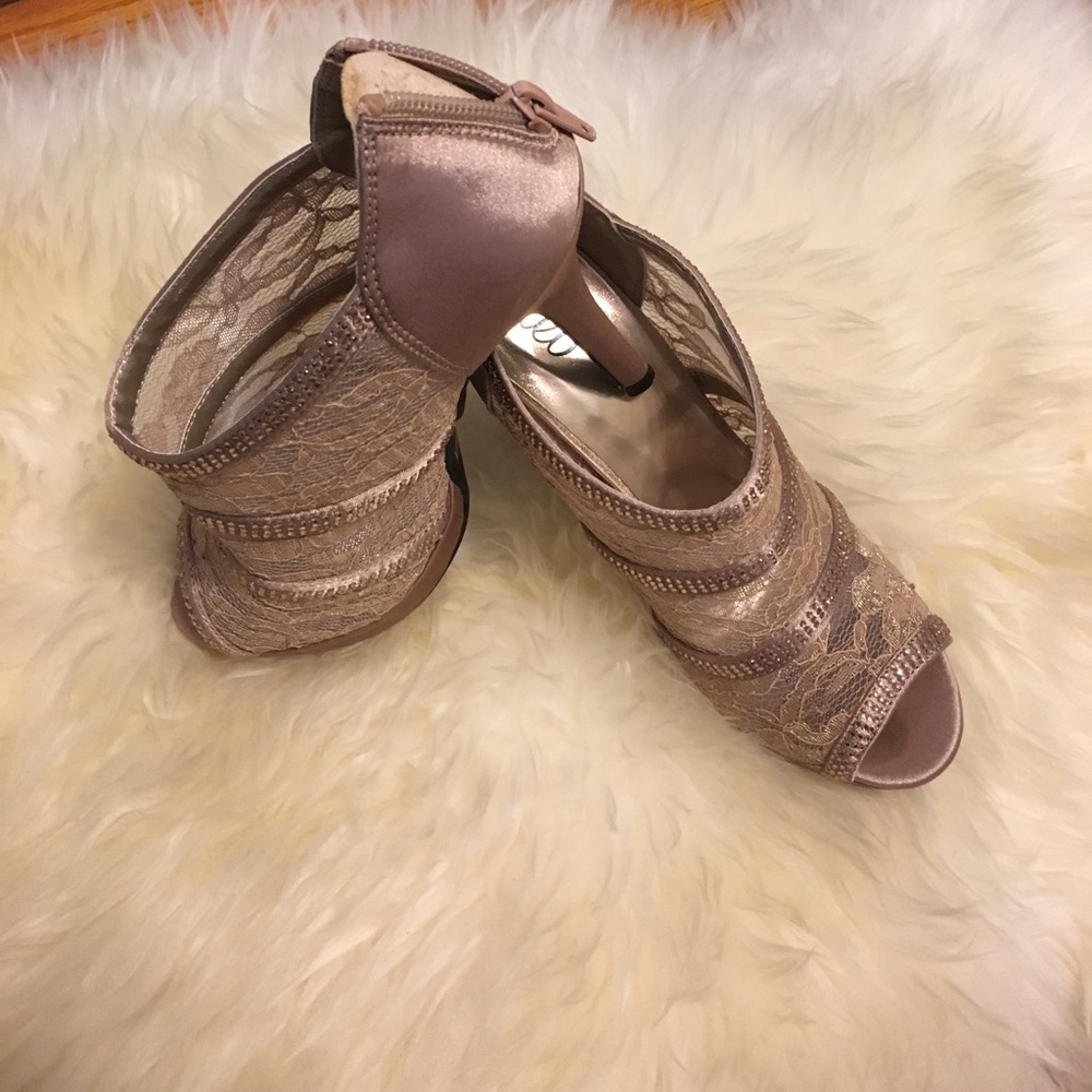 DEB Size 6 High Heels