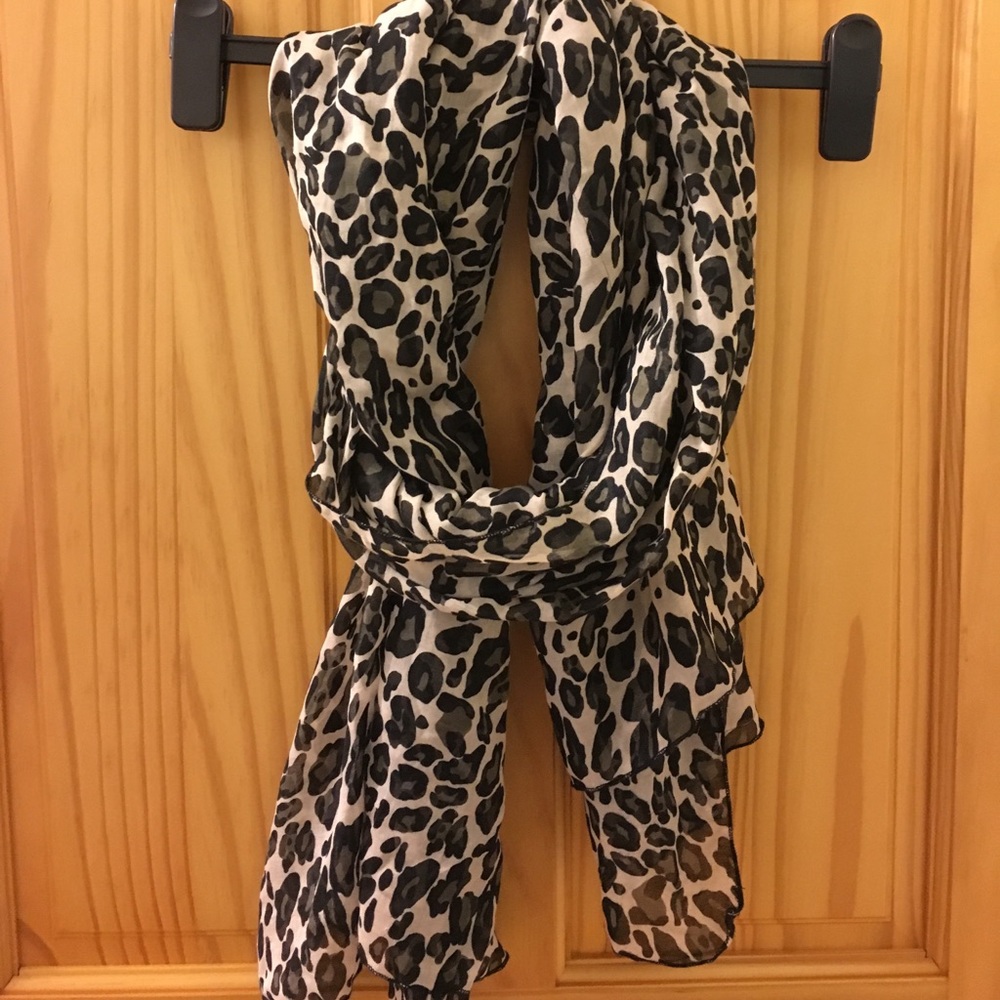 Super soft leopard print scarf