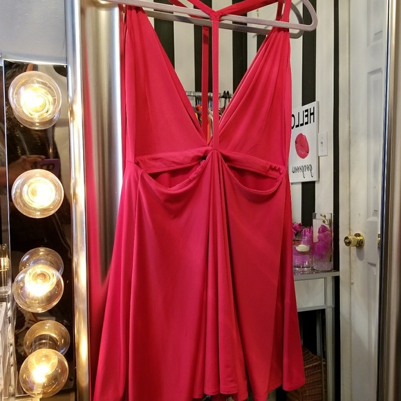 Backless little red dress - Picture 2 of 2