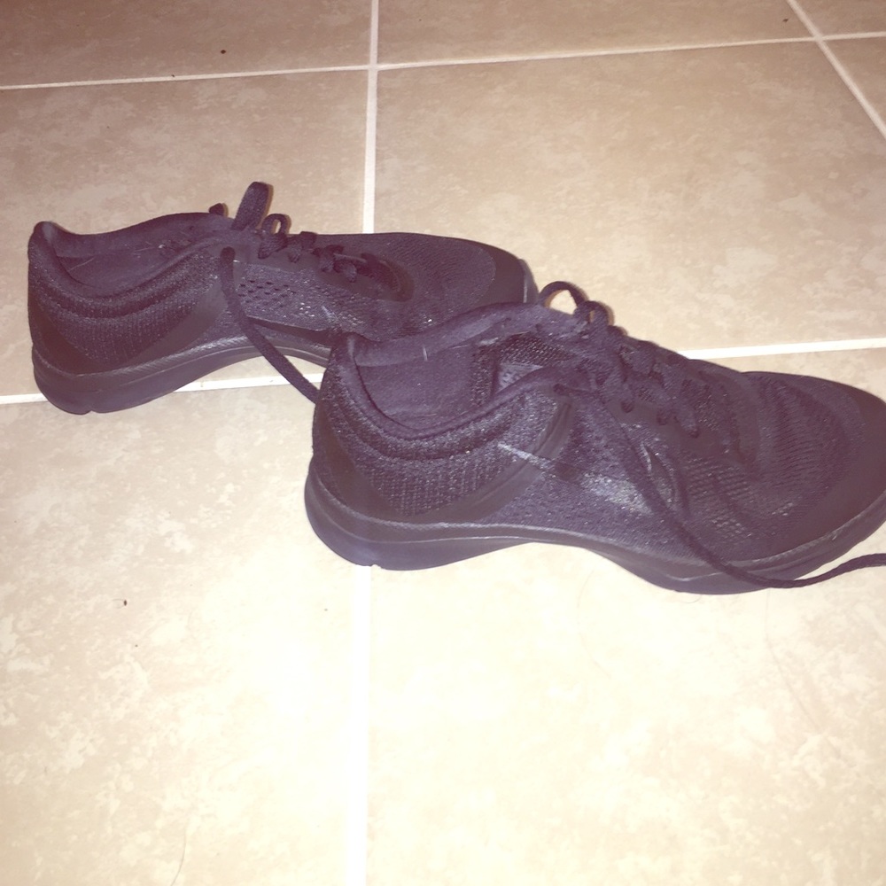 Black Nike sneakers sz 6.5
