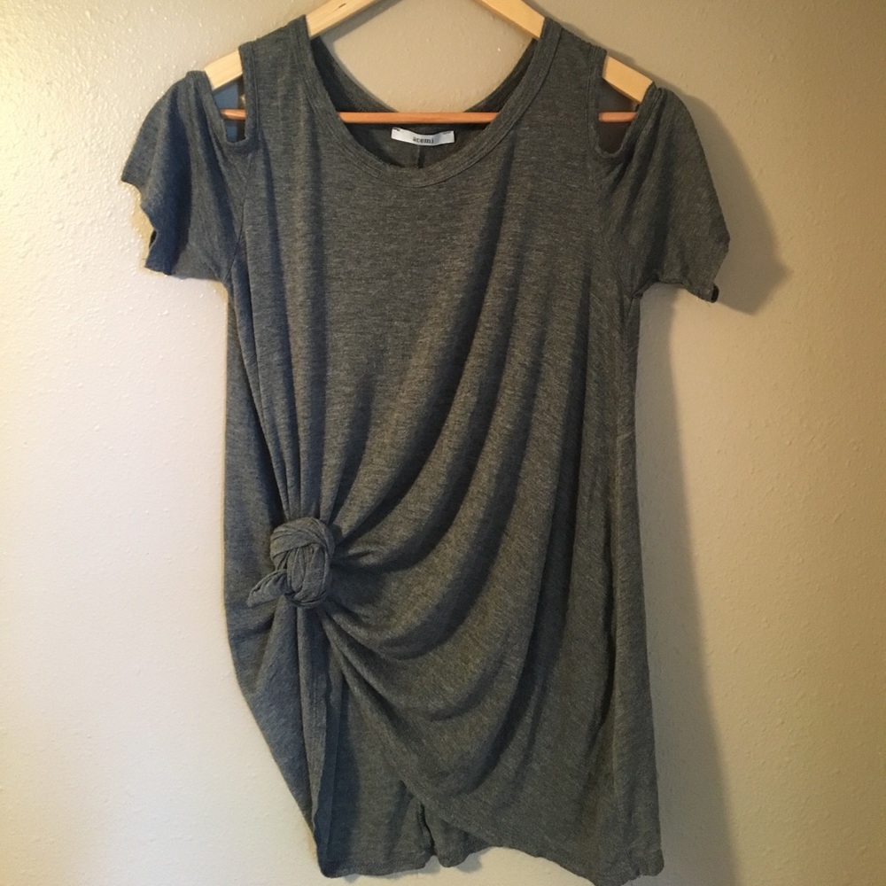 Cold shoulder tee