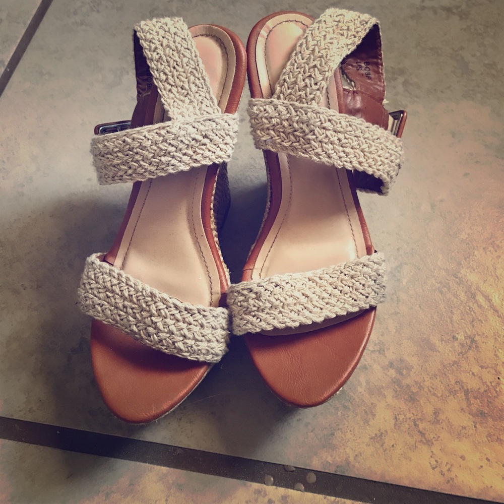 Like new shoedazzle wedge!!!