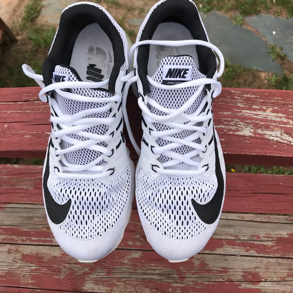 Nike re-posh size 9 1/2 fits like a 9