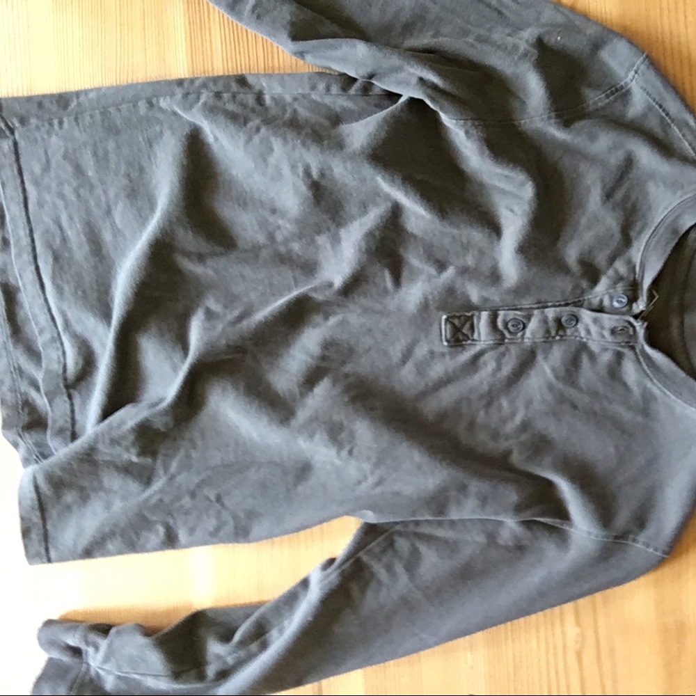 St. John's Bay men's small forest green button T
