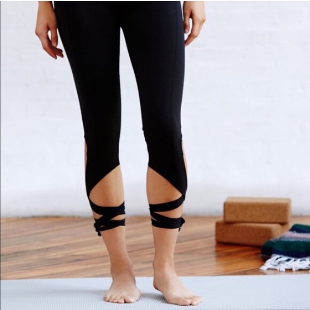 YOGA Turnout Tie LEGGINGS Black CAPRI Lace Up PANT - Picture 3 of 6