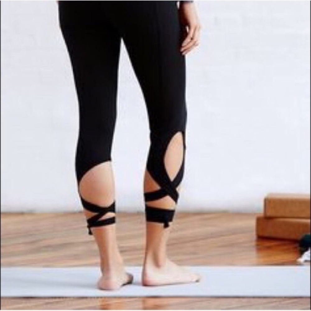 YOGA Turnout Tie LEGGINGS Black CAPRI Lace Up PANT - Picture 4 of 6