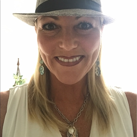 Meet your Posher, Cassandra - Picture 1 of 1