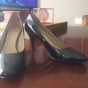 Black patent leather Bandolino pumps
