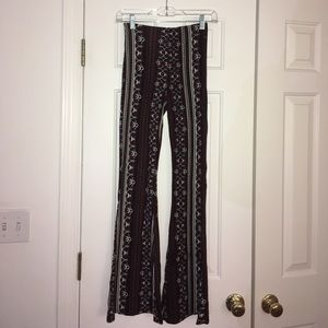 Boot cut style printed pants (polyester/elastic)