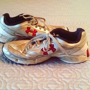 Men's size 12 Under Armour tennis shoes.