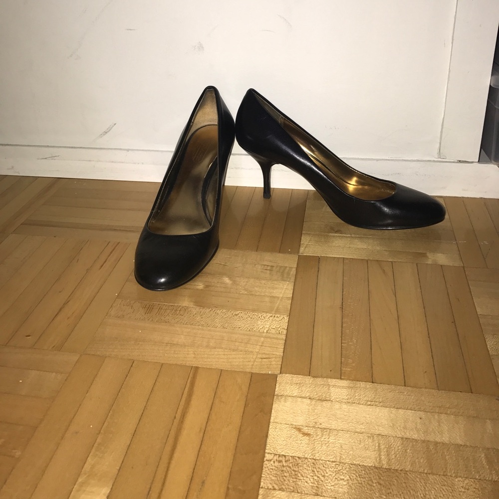 Coach round toe pump