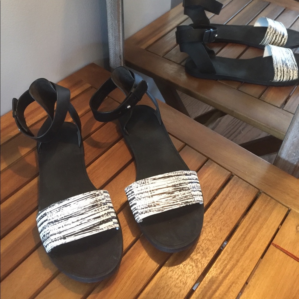 Vince Leather Black/White Flat Sandals