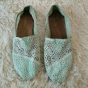 Final Sale: Toms Lace Slip-ons