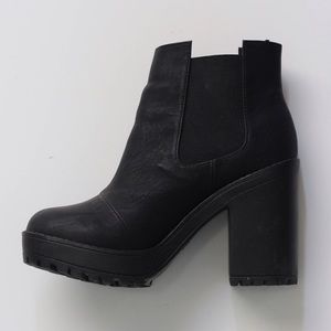 High Heeled Chelsea Boots