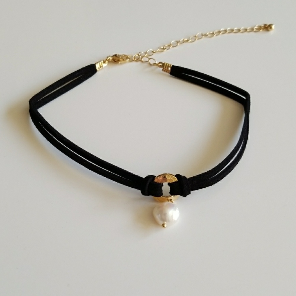 Suede black choker with gold ring and pearl dangle