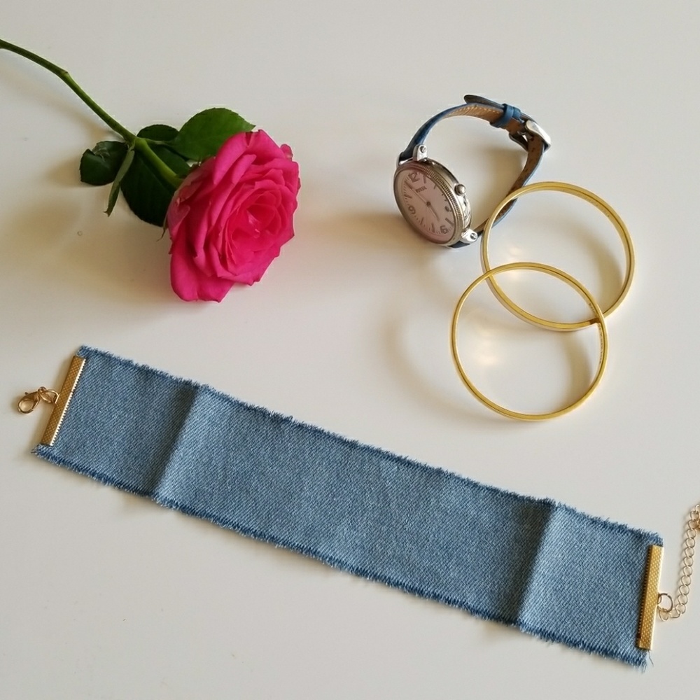 🌴Wide denim frayed choker.