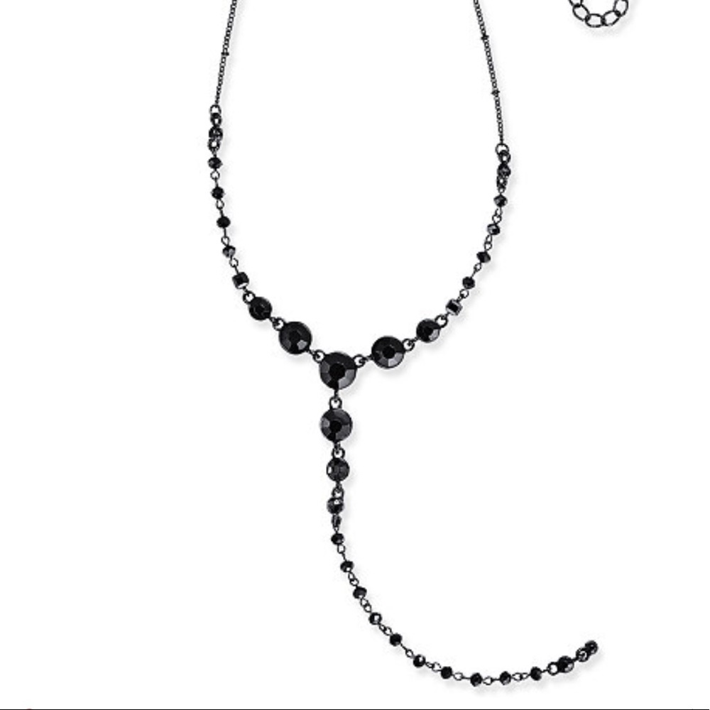 Get day to night elegance with this cute necklace