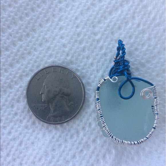 🌊Beach glass pendant (light blue beach glass) - Picture 4 of 8