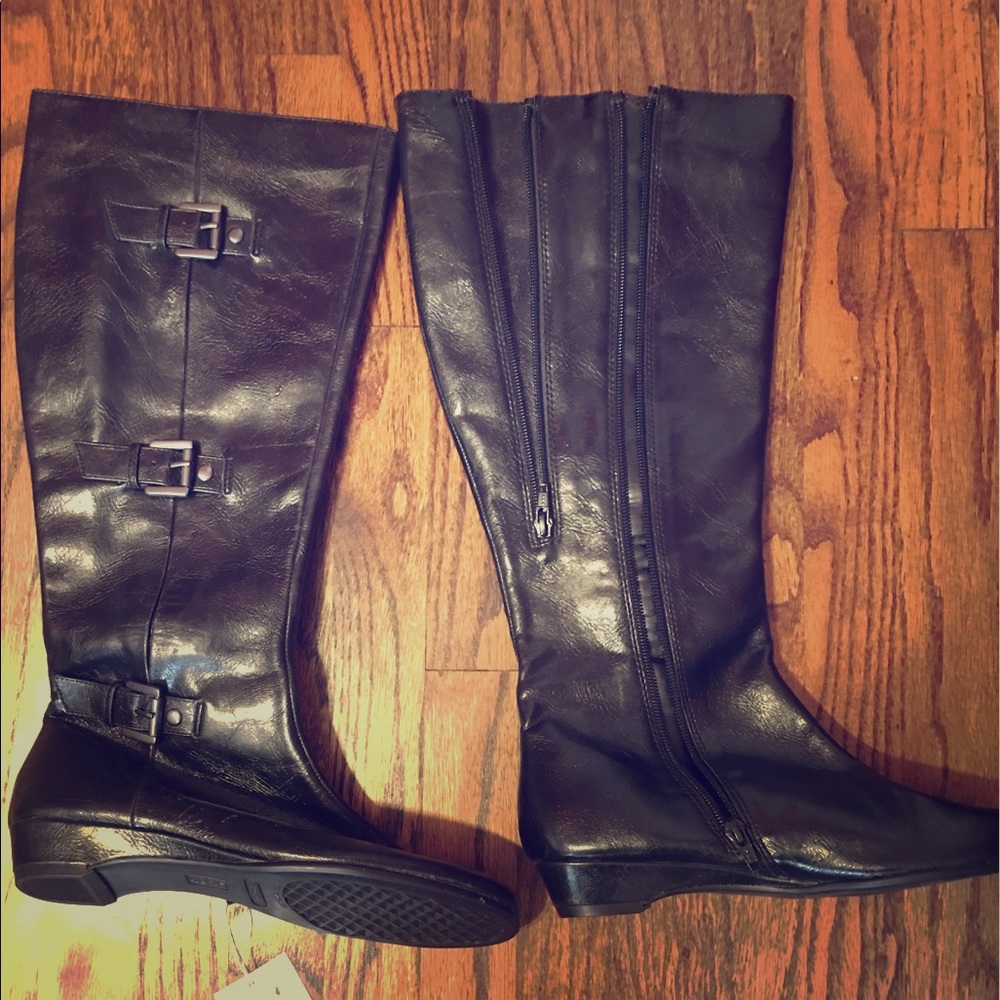 Aerosols boots with wide calf zipper adjustment.