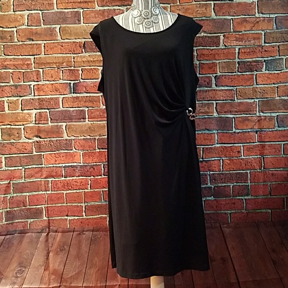 B Slim slimming Little black dress