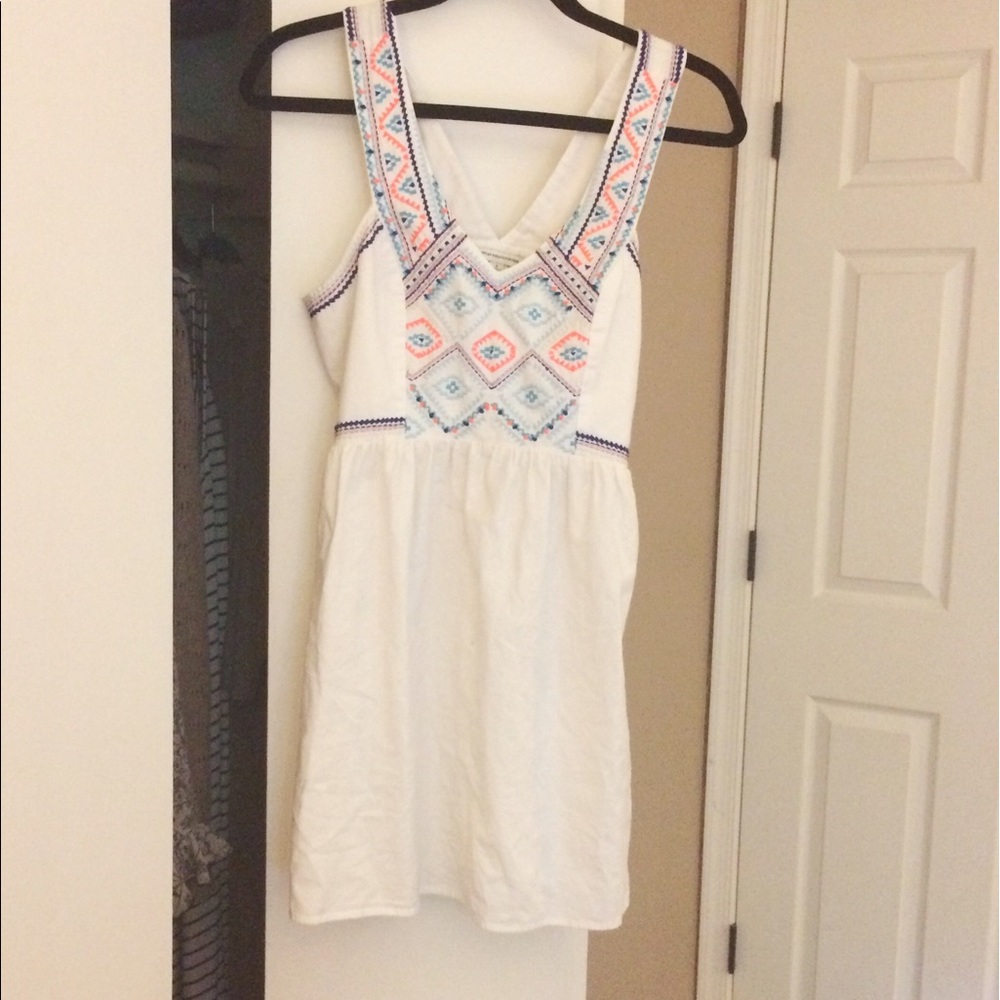 White cotton dress with embroidery size 4