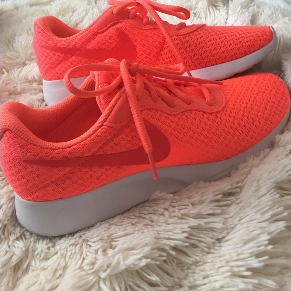 NIKE Tanjun Sneaker. Size 8.5