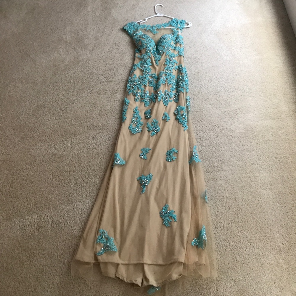 Sequined form fitting prom dress