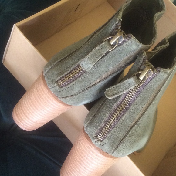 Urban Outfitters Moss Short Suede Boots - Picture 5 of 7