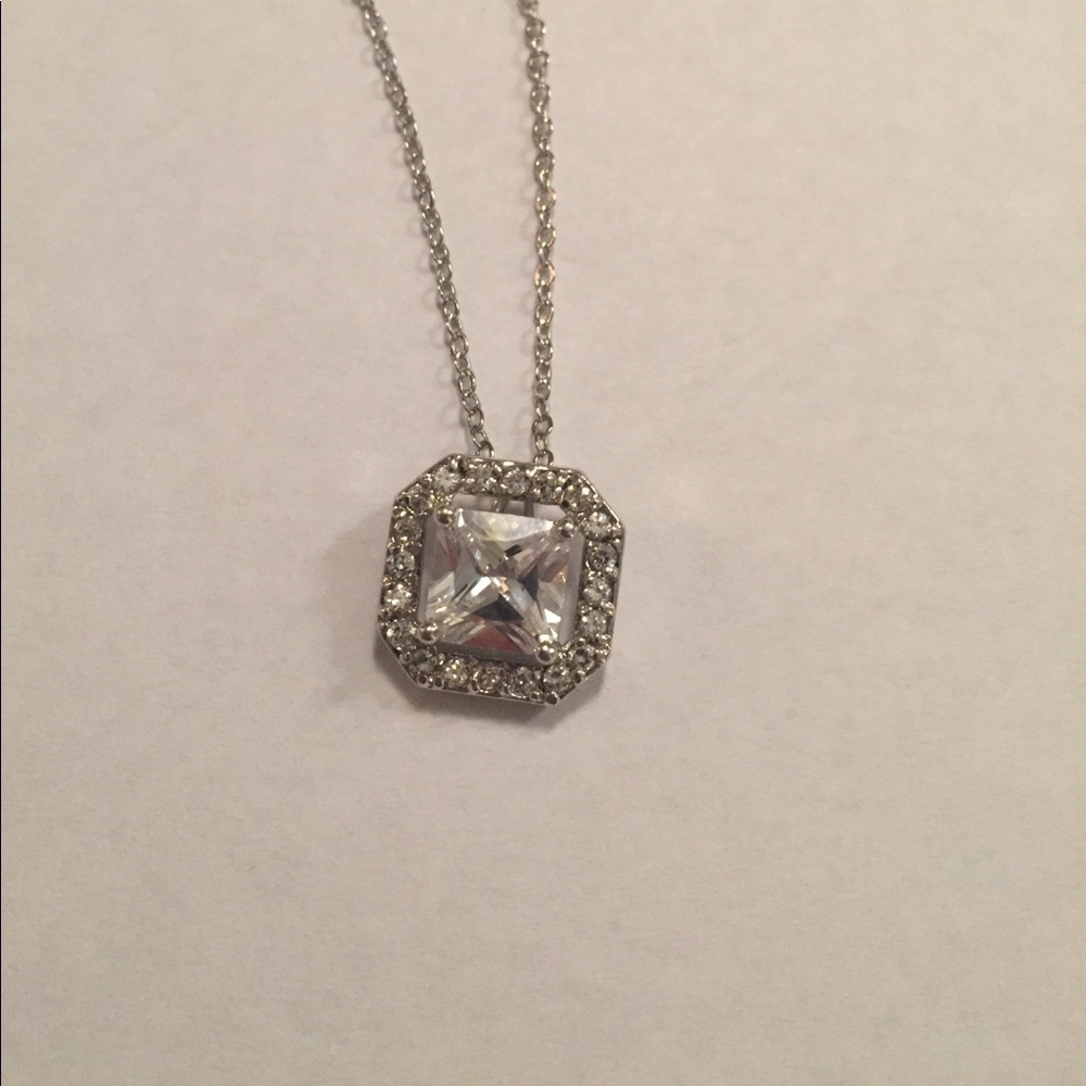 Beautiful NEVER WORN simple jeweled necklace