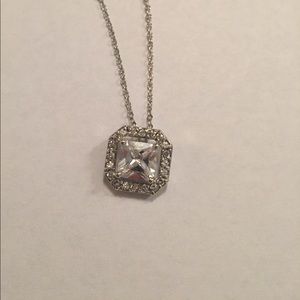 Beautiful NEVER WORN simple jeweled necklace