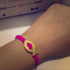 Fishy Fuchsia Gold Bracelet