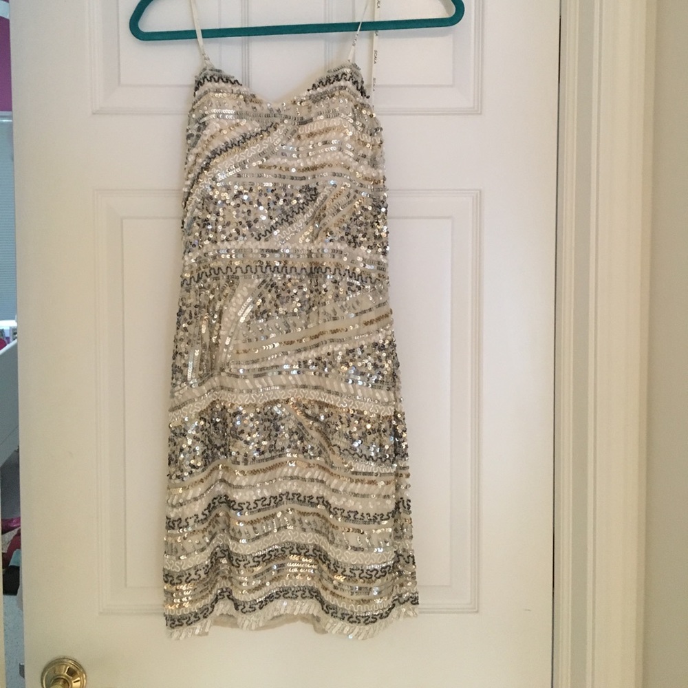 SCALA. Short and strapless cream dress.