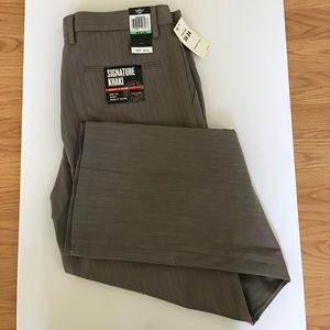 Dockers Signature Khaki Straight Leg