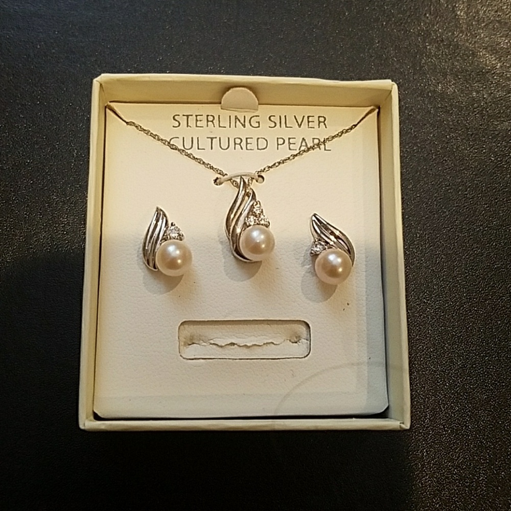 Pearl and diamond set