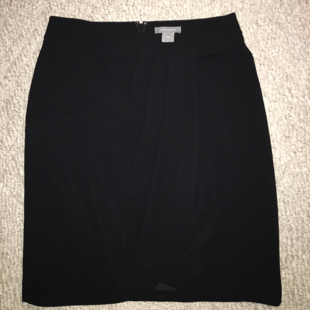 Anne Taylor Size 6 Black Skirt.