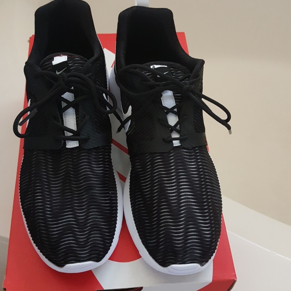 New Nicke Roshie One Flight Weight shoes