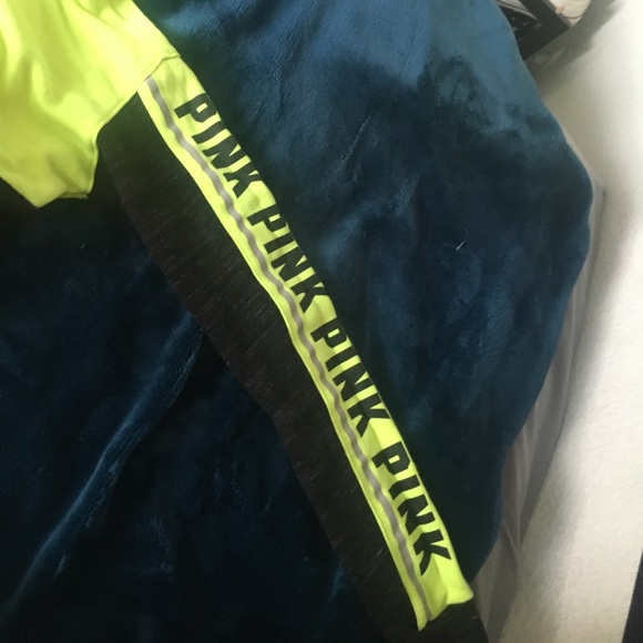 VS Pink Half-Zip - Picture 3 of 5