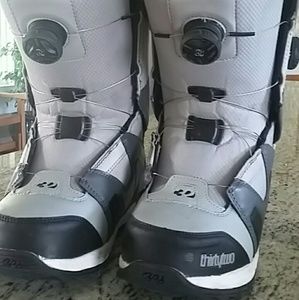 Snowboarding boots