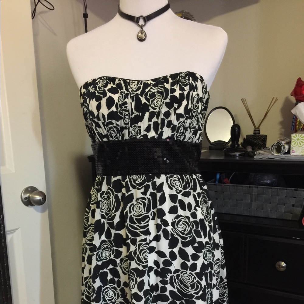 White/Black strapless dress