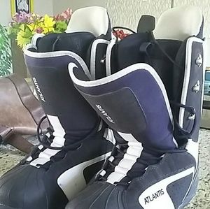 Snowboarding boots