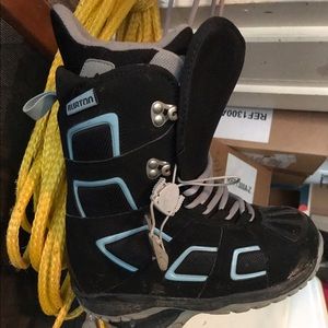 Snowboard boots