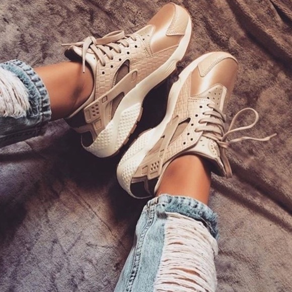 Nike Shoes - NWT Nike Air Huarache Run Prm