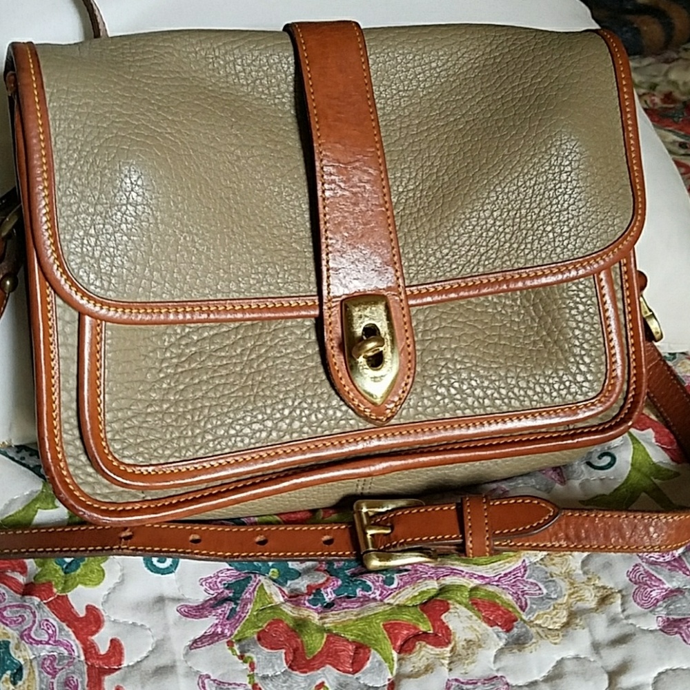 Dooney and Bourke arrowhead closure crossbody bag