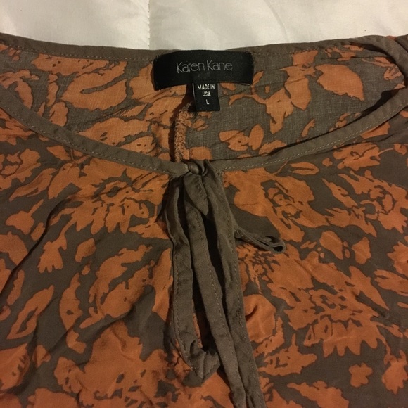 Karen Kane blouse sz large. Fits like medium - Picture 2 of 3
